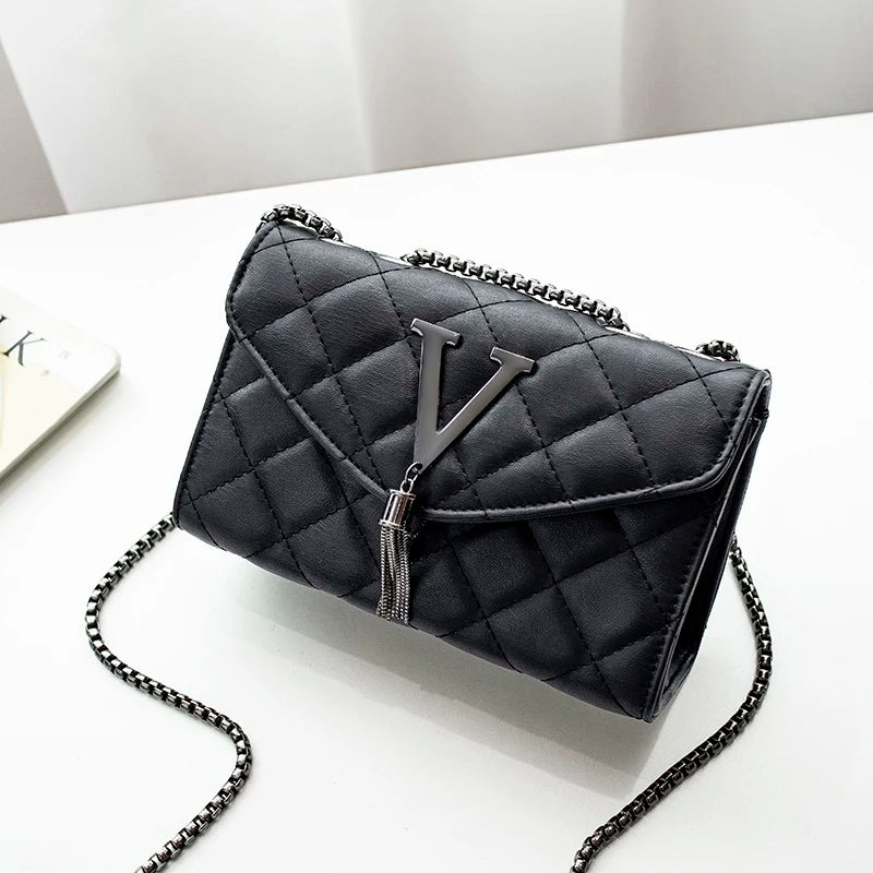 Luxury Black Crossbody Handbag – Stylish Quilted Design with Shoulder Strap and Tassel