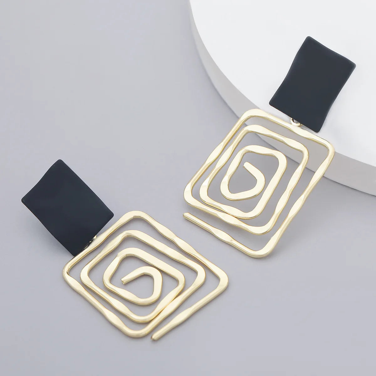 Stylish Women’s Drop Earrings – Classic Fashion Statement