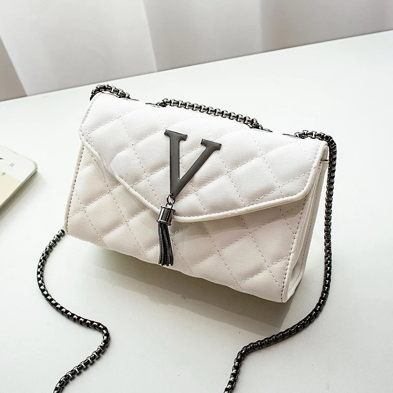 Luxury Black Crossbody Handbag – Stylish Quilted Design with Shoulder Strap and Tassel