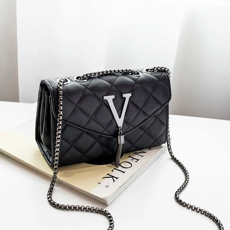 Luxury Black Crossbody Handbag – Stylish Quilted Design with Shoulder Strap and Tassel