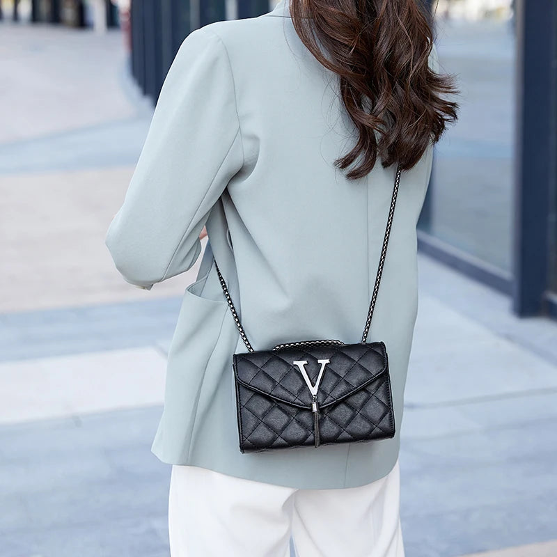 Luxury Black Crossbody Handbag – Stylish Quilted Design with Shoulder Strap and Tassel