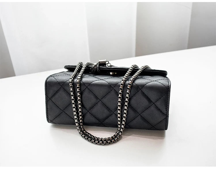 Luxury Black Crossbody Handbag – Stylish Quilted Design with Shoulder Strap and Tassel
