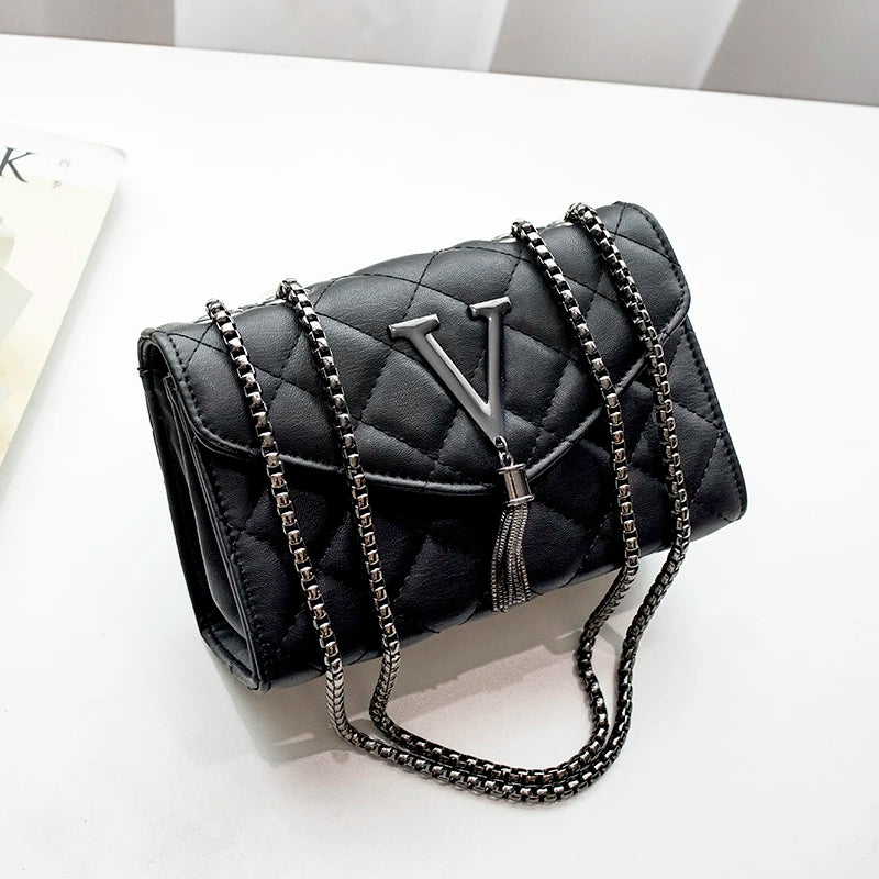 Luxury Black Crossbody Handbag – Stylish Quilted Design with Shoulder Strap and Tassel