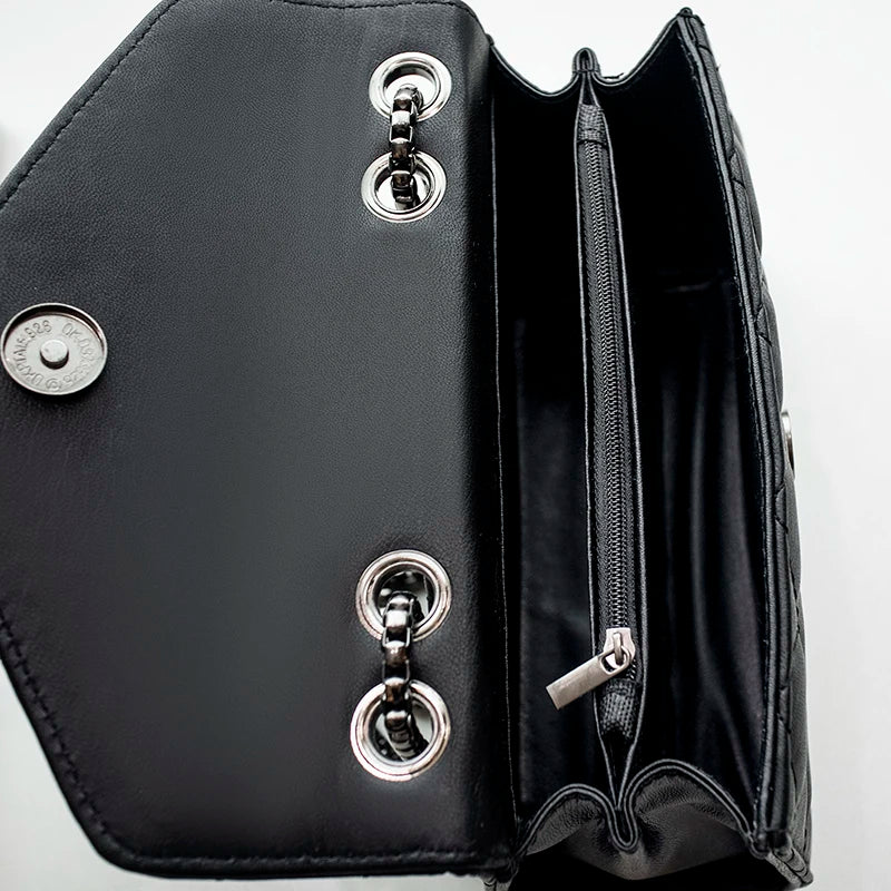 Luxury Black Crossbody Handbag – Stylish Quilted Design with Shoulder Strap and Tassel